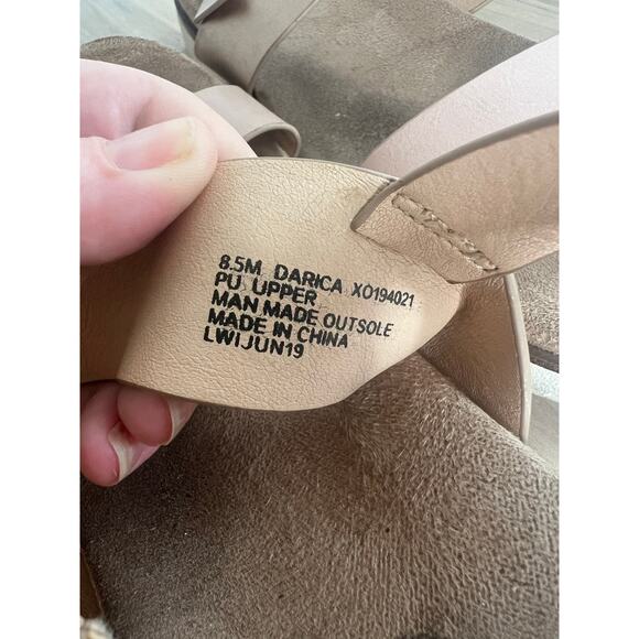 XOXO Women's Double Strap Gold Neutral Darica Summer Chic Sandals Size 8.5 - Picture 8 of 8